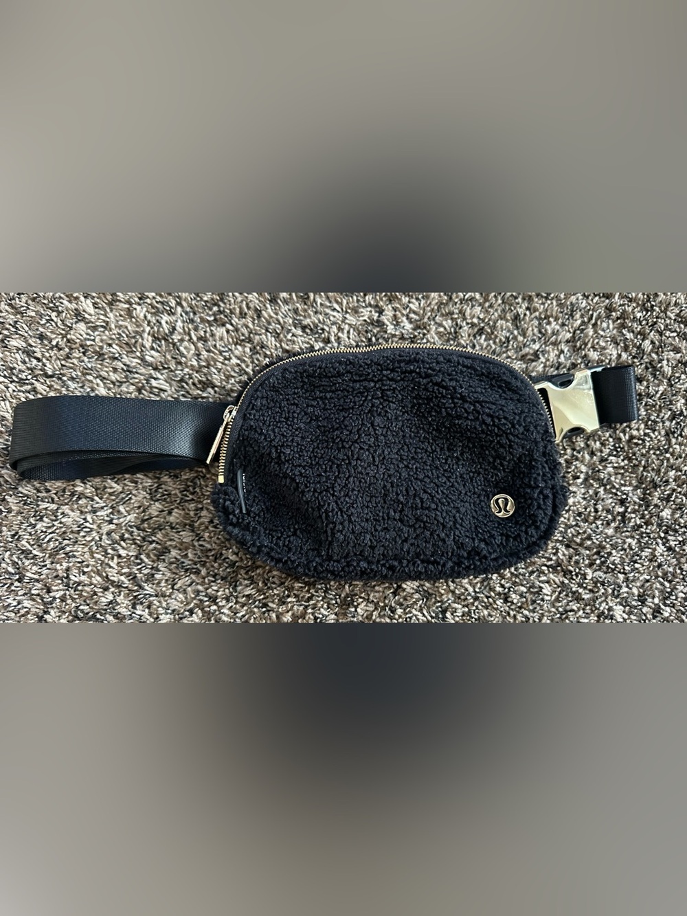 lululemon Everywhere Belt Bag 1L (Fleece/Sherpa Edition) black w/ gold